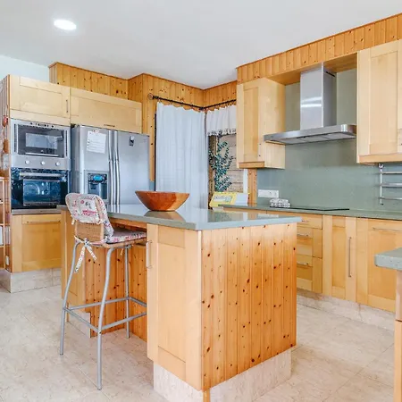 In With 4 Bedrooms, Wifi&outdoor Swimming Pool Vakantiehuis