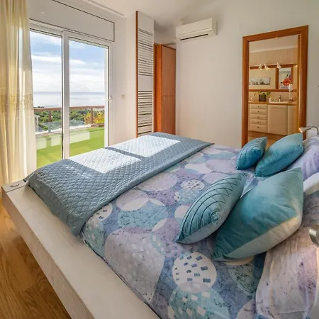 In With 4 Bedrooms, Wifi&outdoor Swimming Pool Vakantiehuis Malgrat de Mar